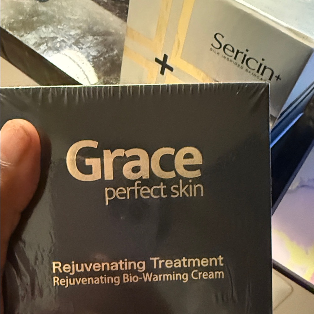 Grace Rejuvenating Bio-Warming Cream - Black and Gold